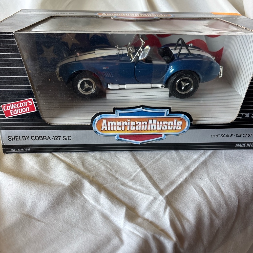 Ertl American Muscle Shelby Cobra 427 S/C Die-Cast Blue/White Stripes 1:18 Model